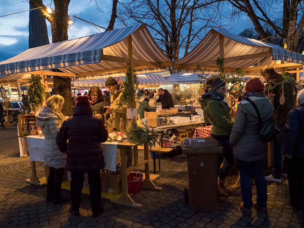 Marktstände bei Adventmarkt